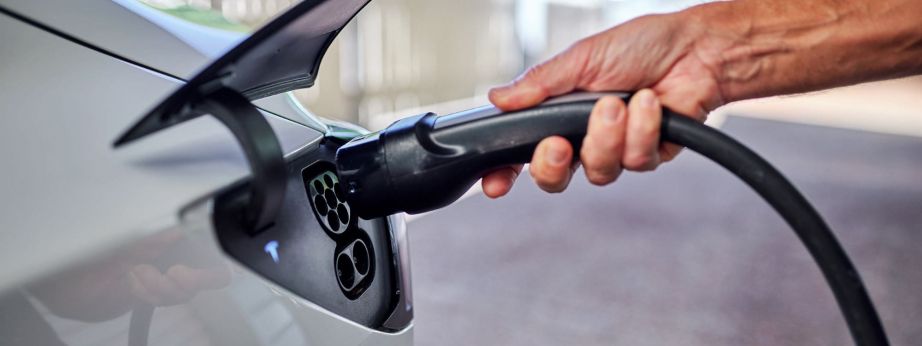 Electric vehicle charging plug