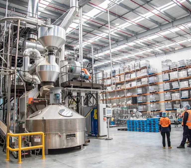 Kinetic Electrical East Tamaki technicians on commerical industrial site